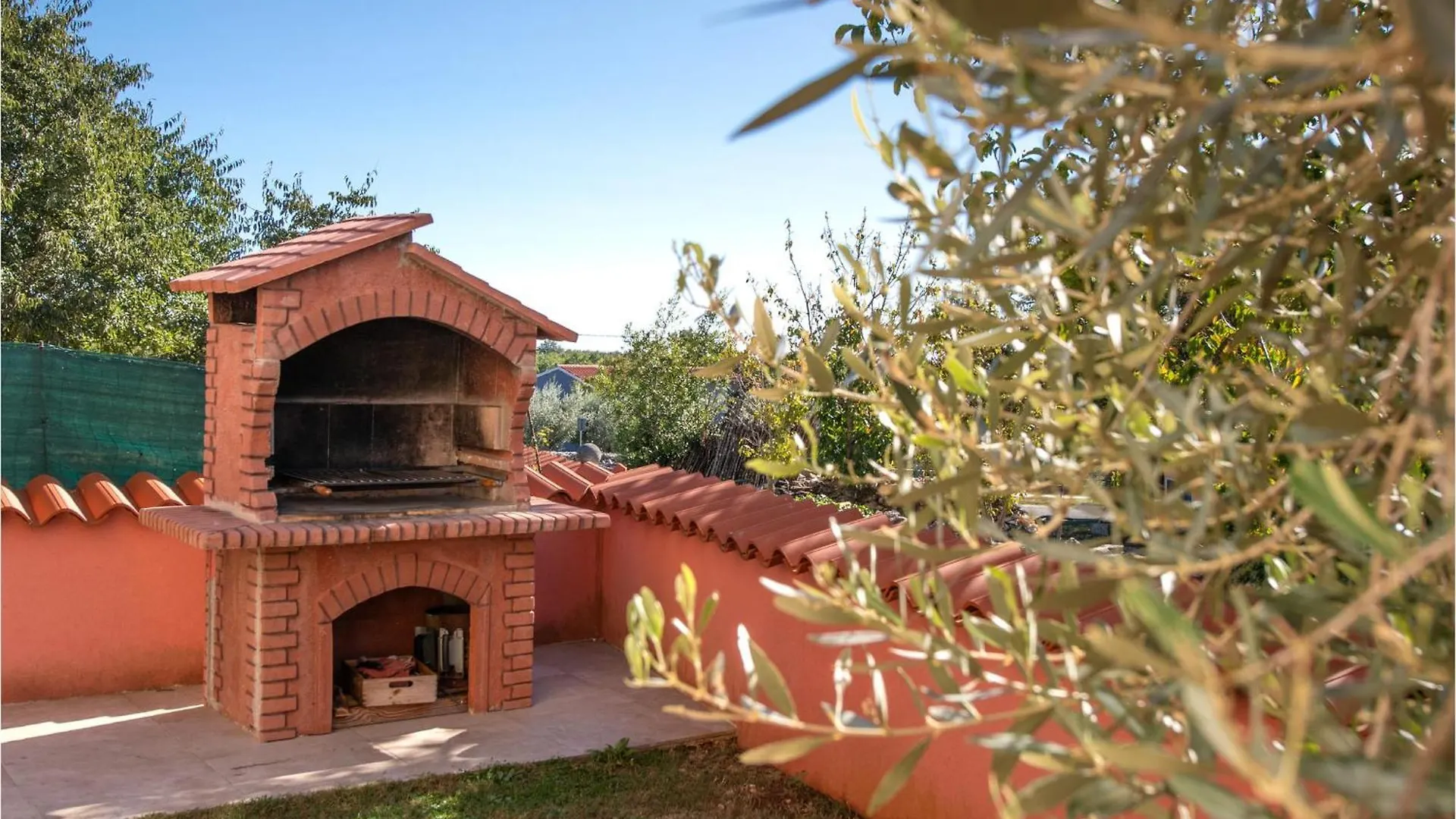 Semesterbostad Cozy Home In Krvavici With Jacuzzi Sarići Kroatien